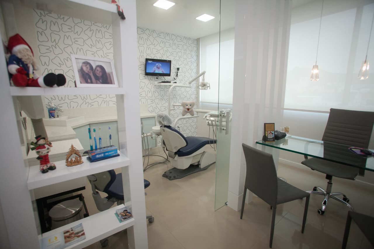 Consultório odontopediátrico moderno e acolhedor